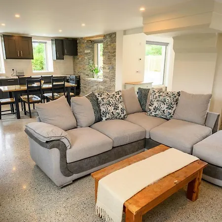 Old School Road Sleeps 6 Holiday home *